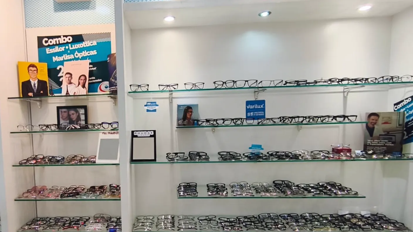 Expositor de armações na loja da Marlisa Ópticas