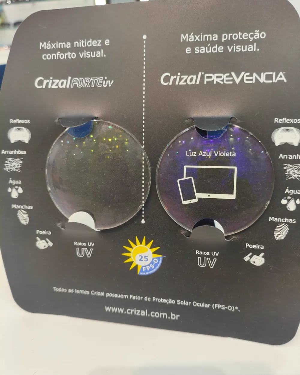 Painel com lentes Crizal Forte UV e Crizal Prevencia no expositor da Marlisa Ópticas